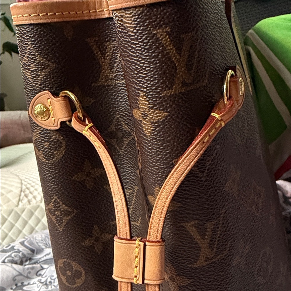 Louis Vuitton Monogram Neverfull MM - Picture 5 of 17